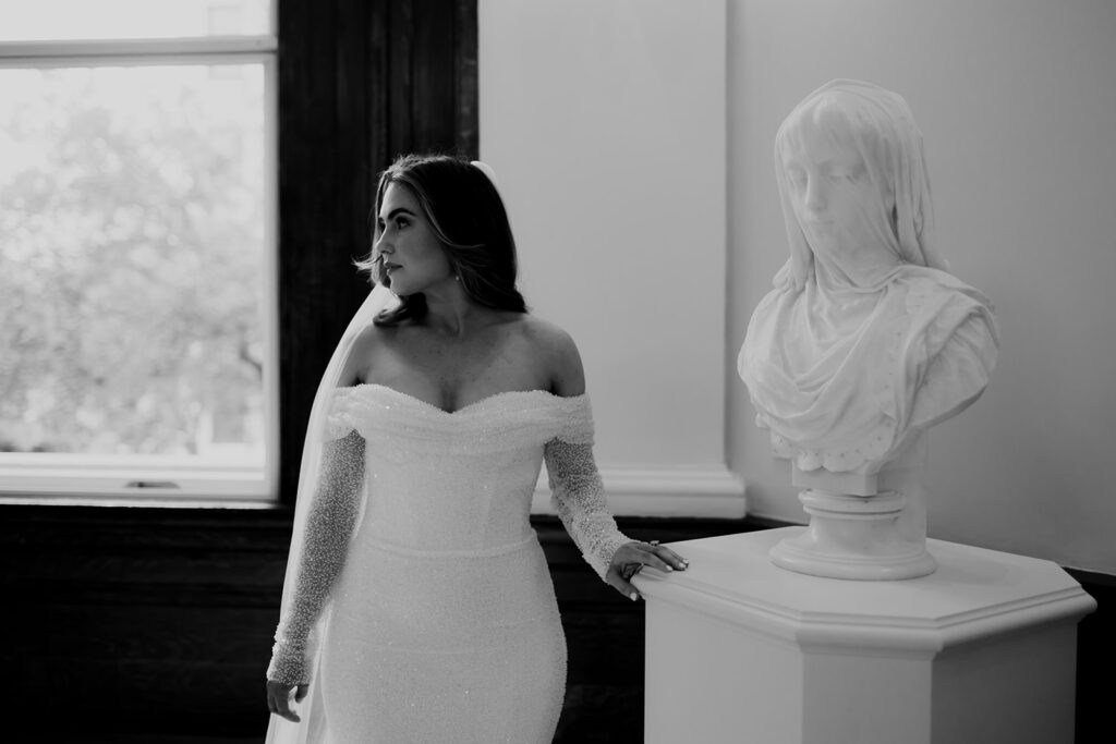 Bridal photo session in museum