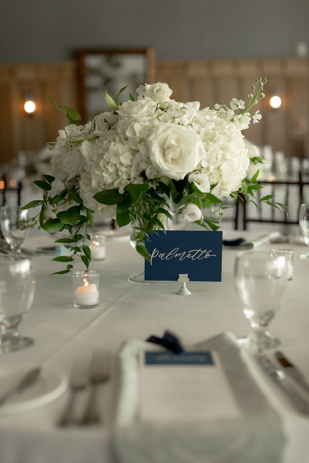 Wedding recetion table setup with flowers, tabel card and silverware at Kiawah Ocean Course wedding