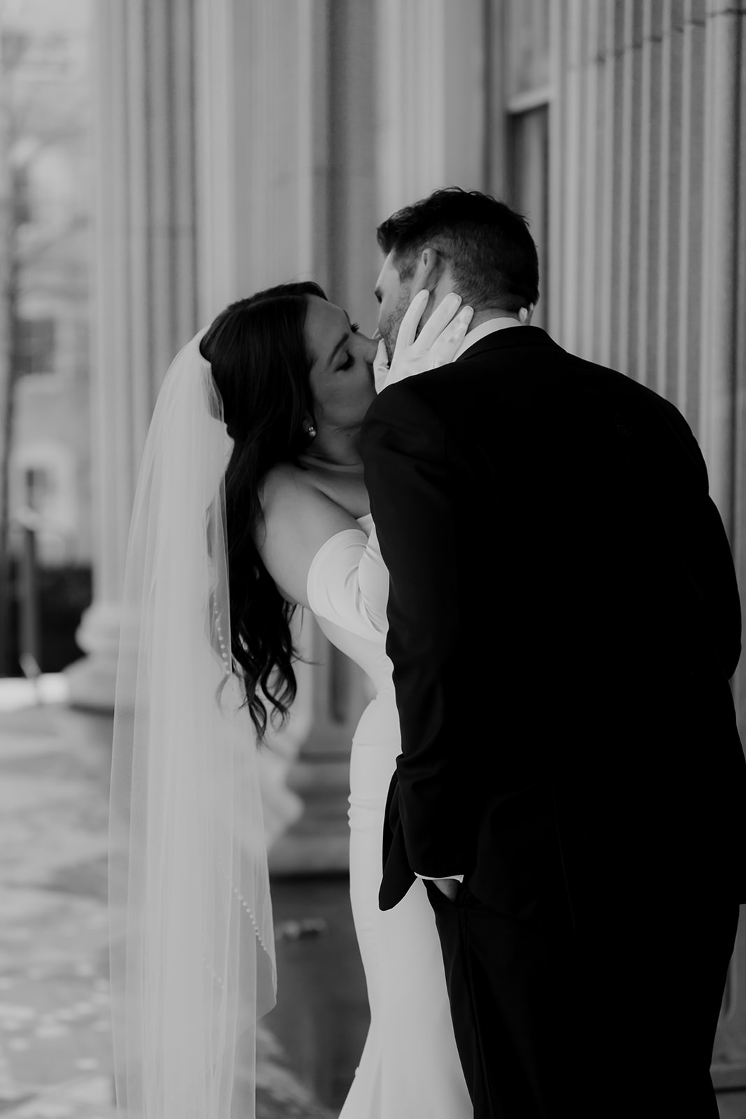 Couple kissing at United States Custom House in Charleston after Elopement