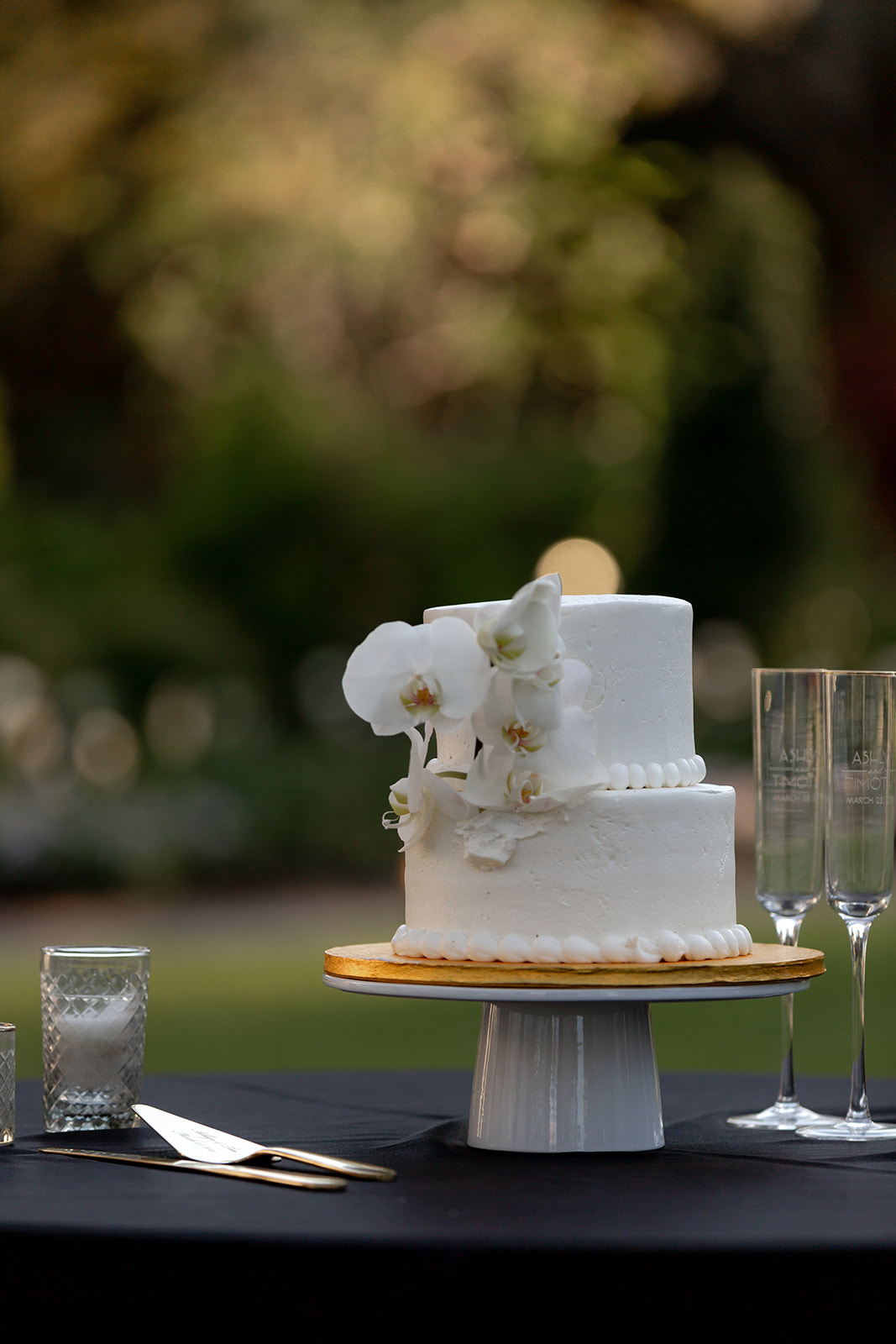Elegant wedding cake with champagne glasses