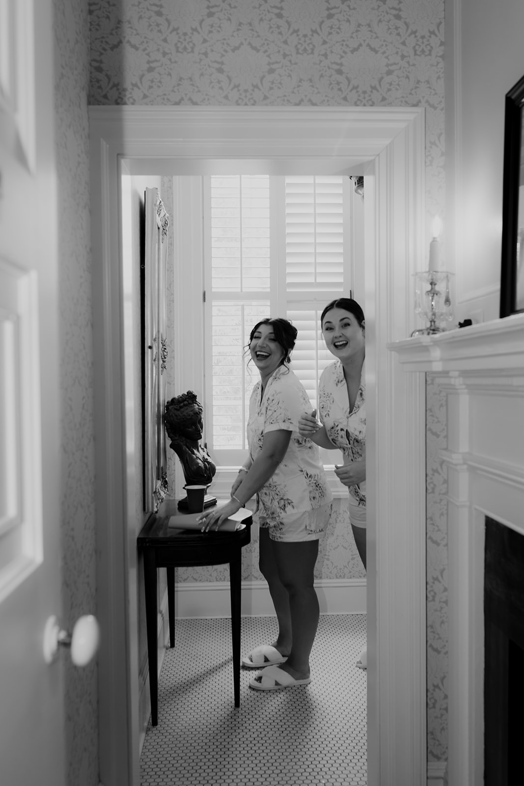 Bridesmaids getting ready for Lowndes Grove wedding 