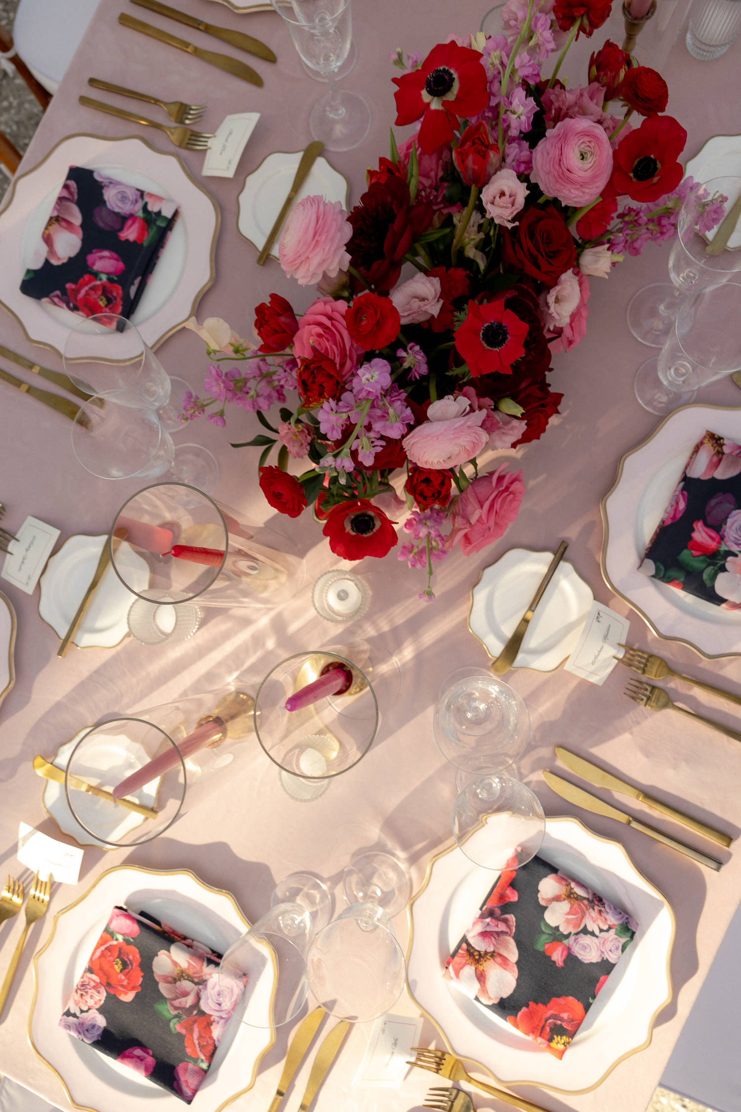 Wedding table decor in Hot pink & Red wedding