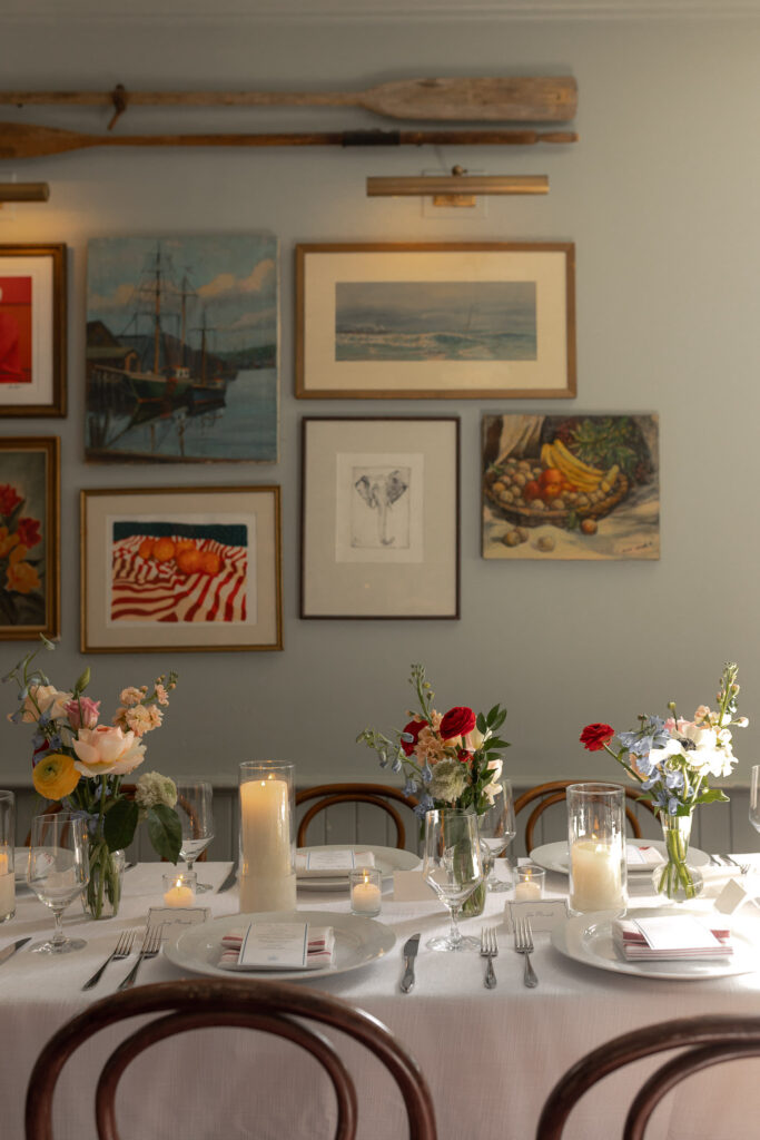 Wedding receptiontabel with cosy photo wall in background